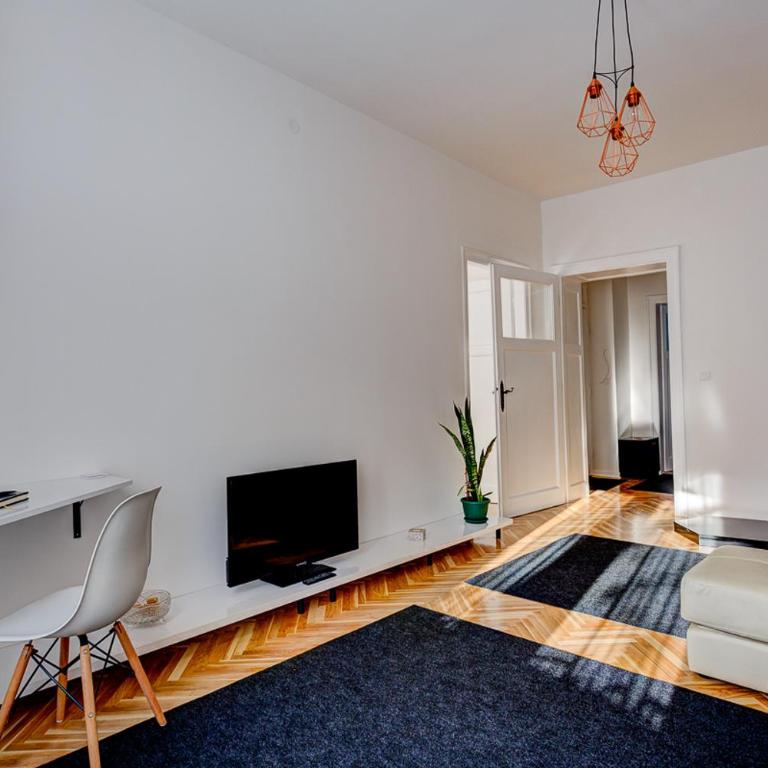 Bright Apartment Central - Apartment - 9