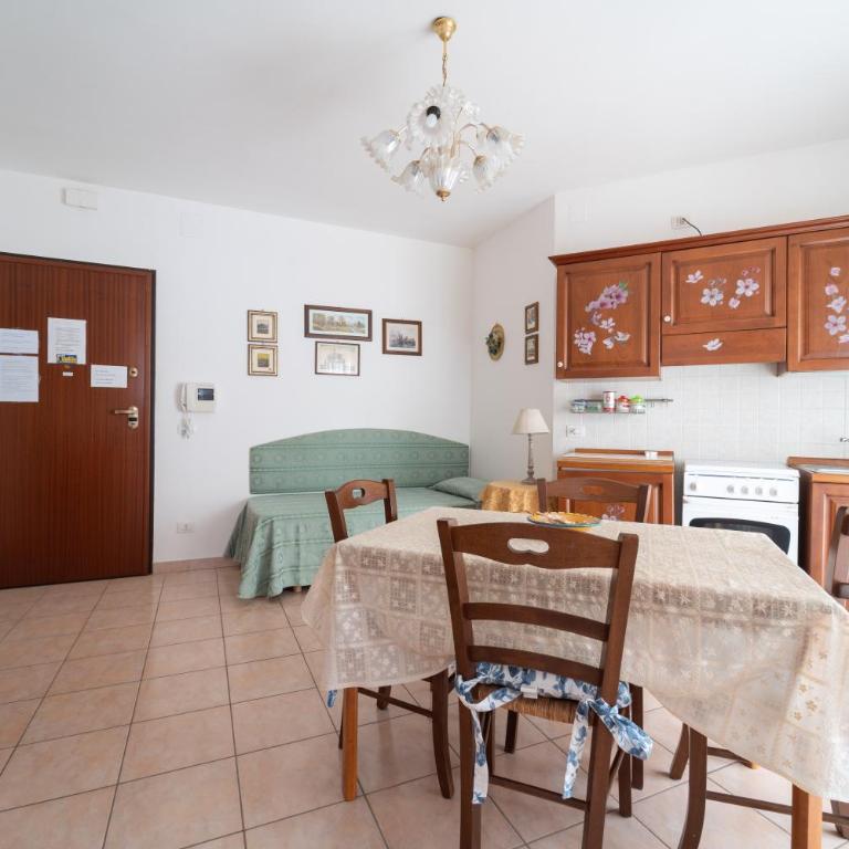 Rubens - One-Bedroom Apartment with Balcony - 8