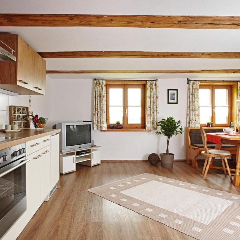 Ferienhof Westenried - Apartment mit 2 Schlafzimmern und Bergblick - 10