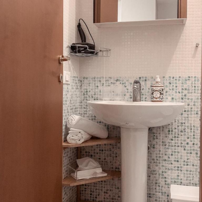 Modern and quiet studio near Porta Venezia metro - One-Bedroom Apartment - 11