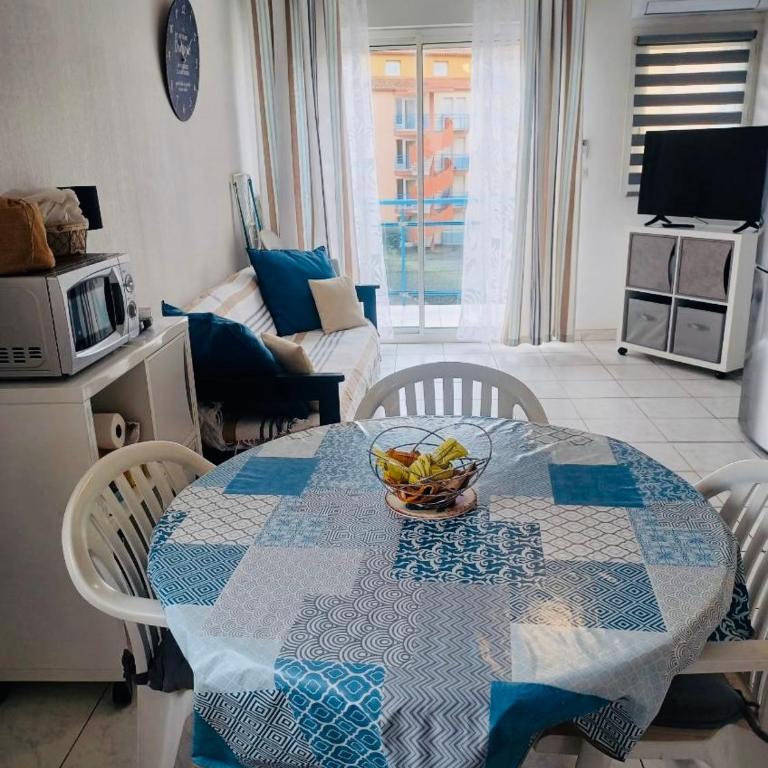 AGENCE JF IMMO-T2 climatisé front de mer avec terrasse piscine collective parking- V0742 - Appartement 1 Chambre - 55