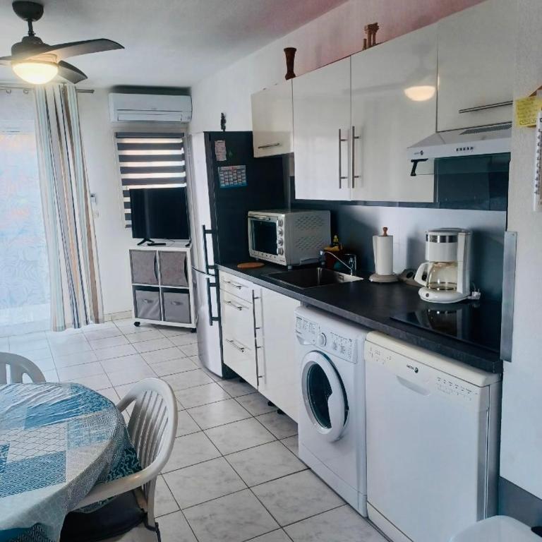 AGENCE JF IMMO-T2 climatisé front de mer avec terrasse piscine collective parking- V0742 - Appartement 1 Chambre - 51