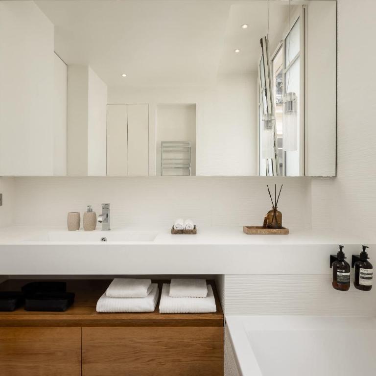 Classy Montaigne 2BR Suite 7P - Apartment - 4