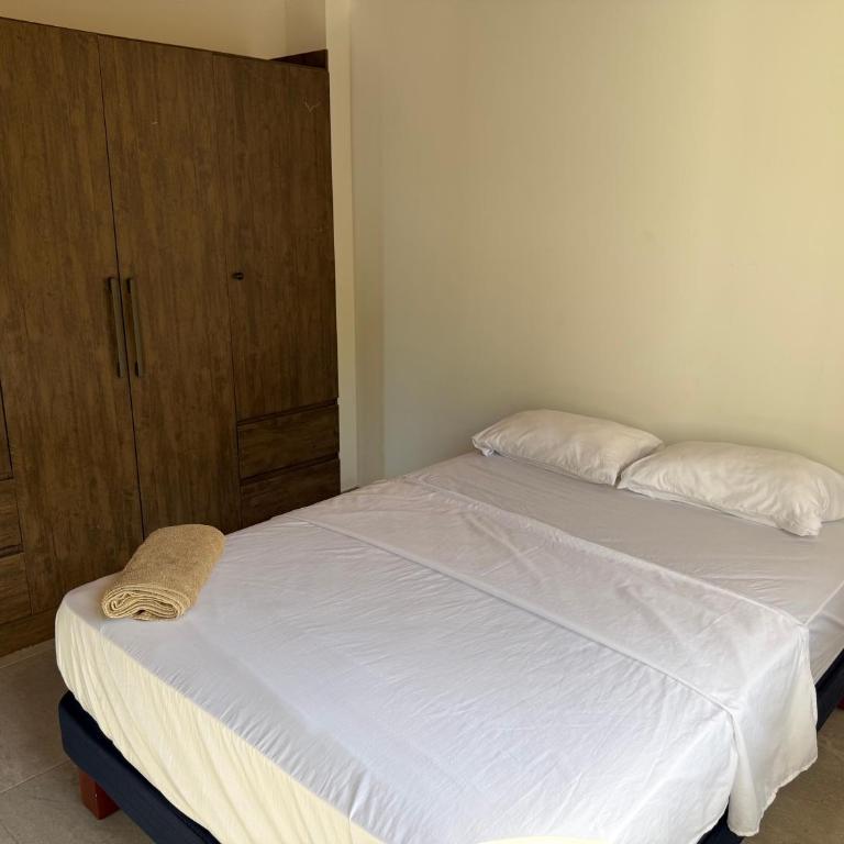 Habitaciones privadas en apartamento compartido - Three-Bedroom Apartment - 13
