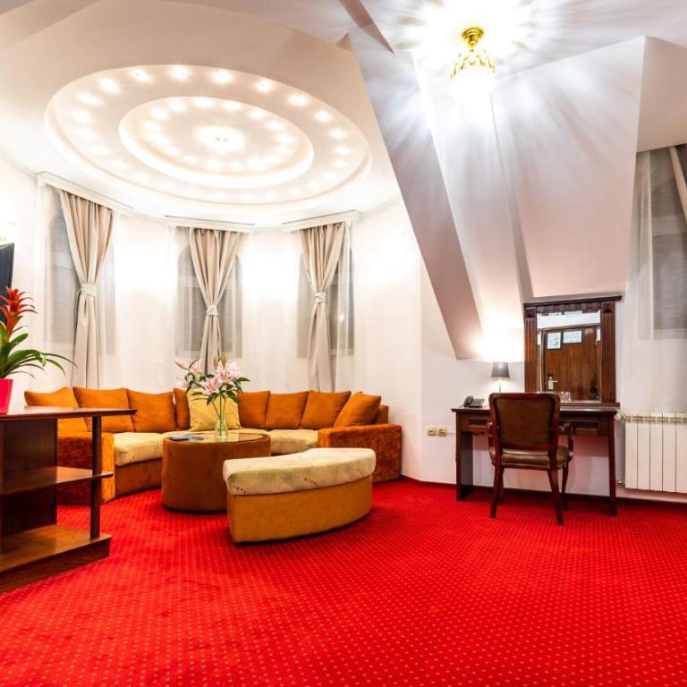 Garni Hotel Royal Crown - Deluxe Double Room with Balcony - 6