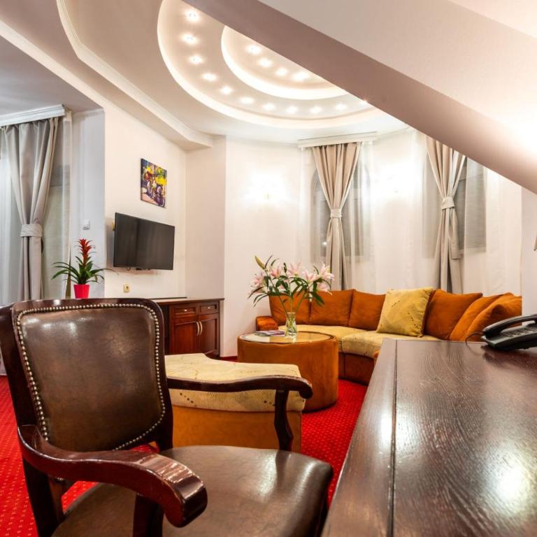 Garni Hotel Royal Crown - Deluxe Double Room with Balcony - 7