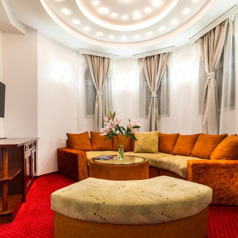 Garni Hotel Royal Crown - Deluxe Double Room with Balcony - 8