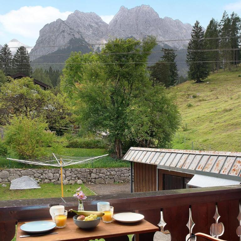Ferienwohnung Alpspitznest - Studio mit Bergblick - 1