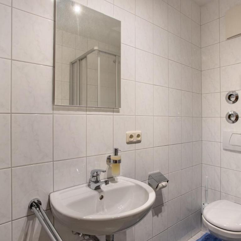 Ferienwohnung Alpenrose - Deluxe-Apartment mit 2 Schlafzimmern und Gartenblick - 11