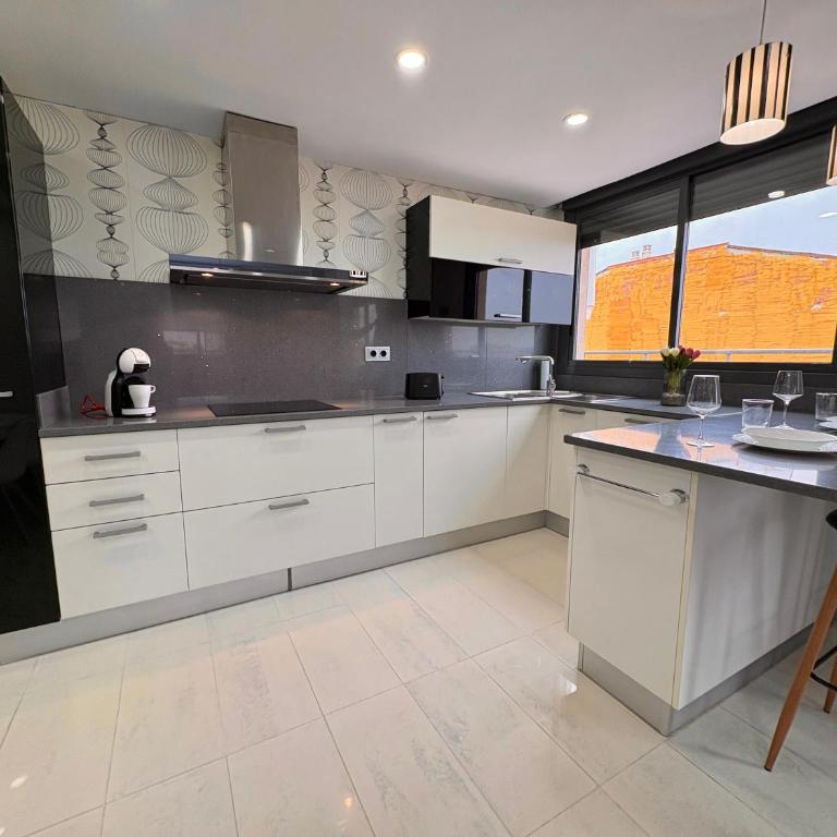 Atico con terraza y vistas en llandels - Apartamento de 2 dormitorios - 5