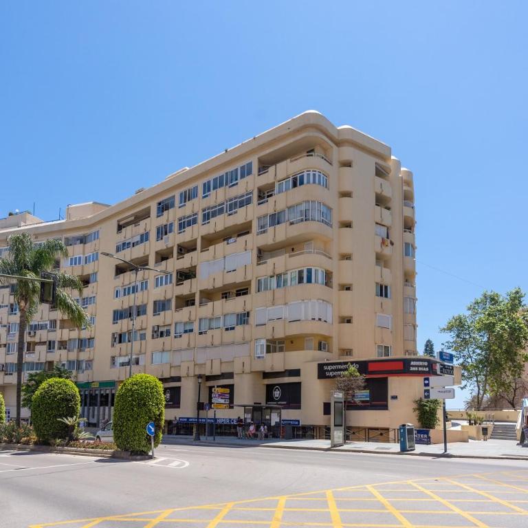 Apartment with Swimming-pool - Three-Bedroom Apartment with Water View - 28