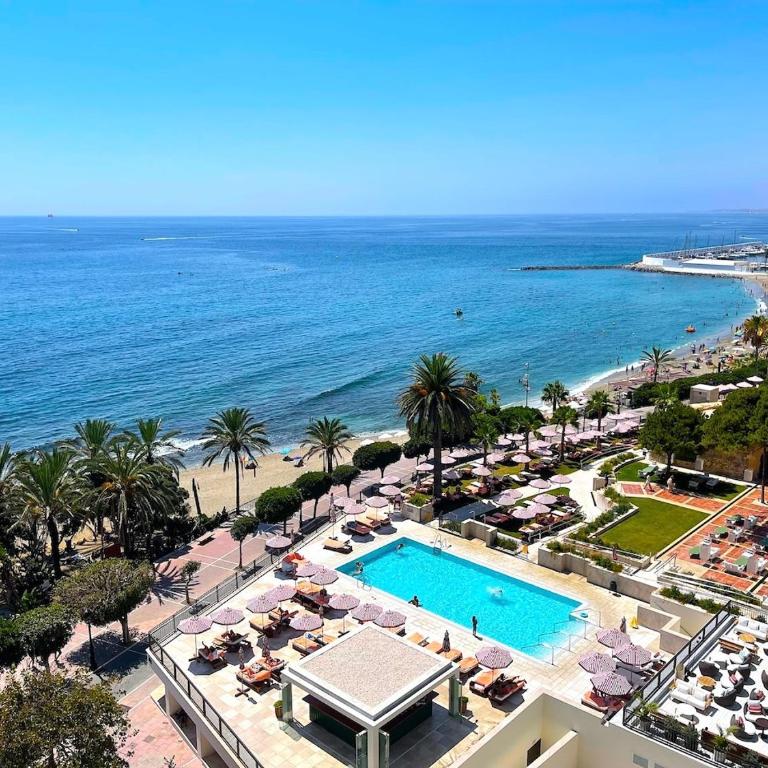 Apartment with Swimming-pool - Three-Bedroom Apartment with Water View - 1