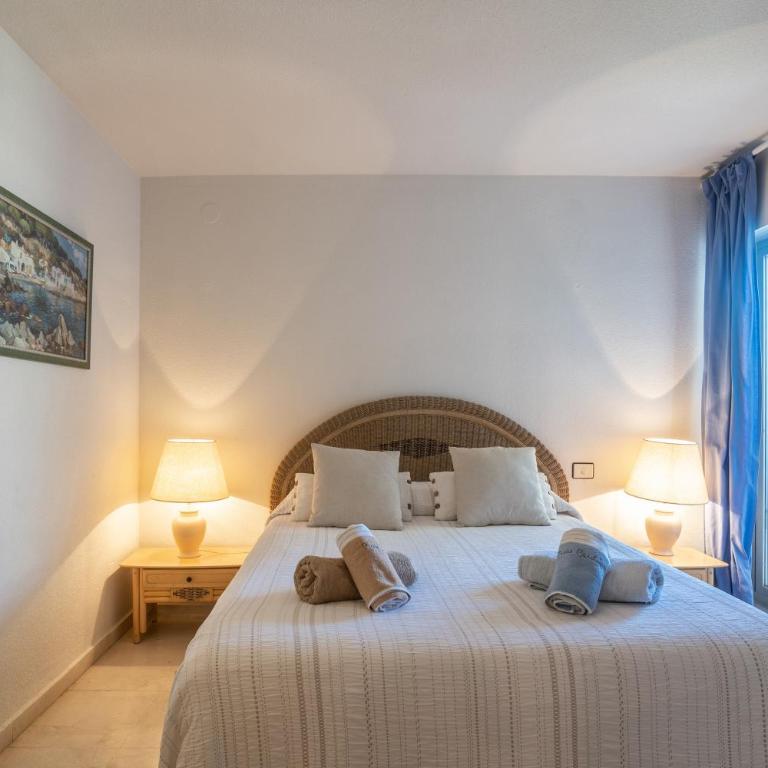 Apartment with Swimming-pool - Three-Bedroom Apartment with Water View - 13