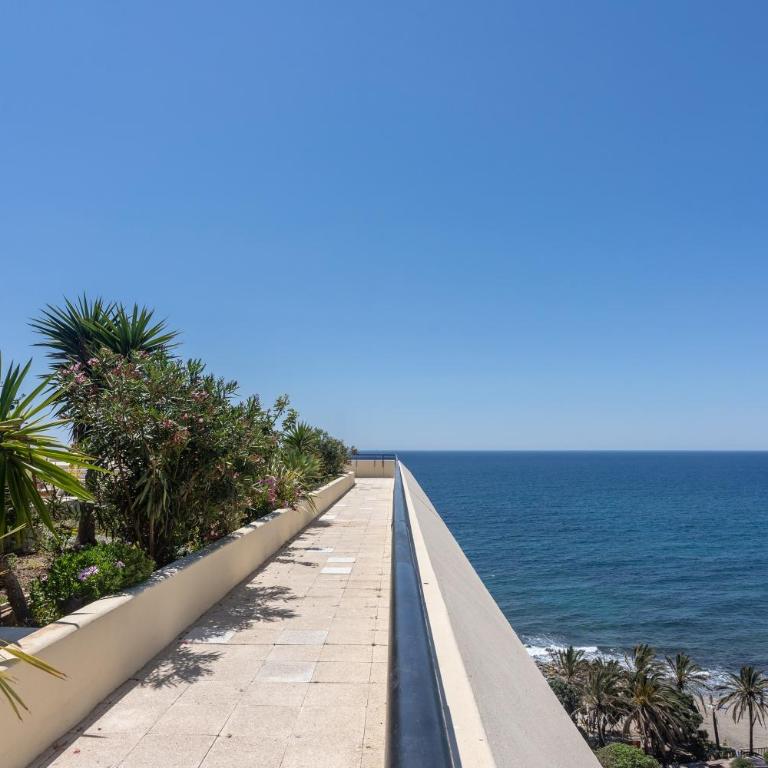 Apartment with Swimming-pool - Three-Bedroom Apartment with Water View - 26