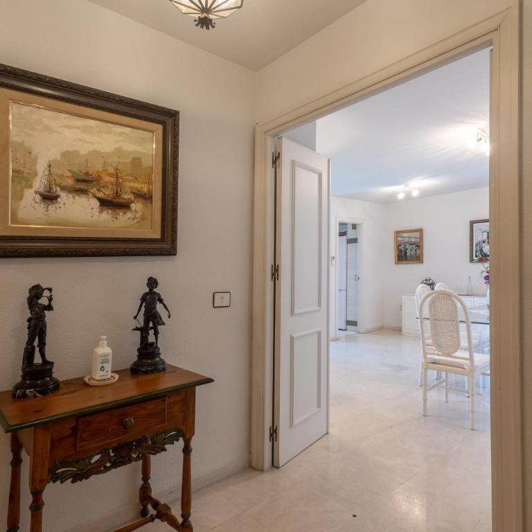 Apartment with Swimming-pool - Three-Bedroom Apartment with Water View - 17