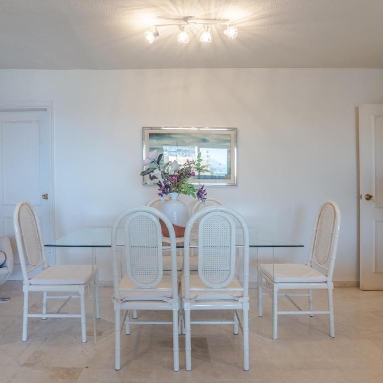 Apartment with Swimming-pool - Three-Bedroom Apartment with Water View - 9