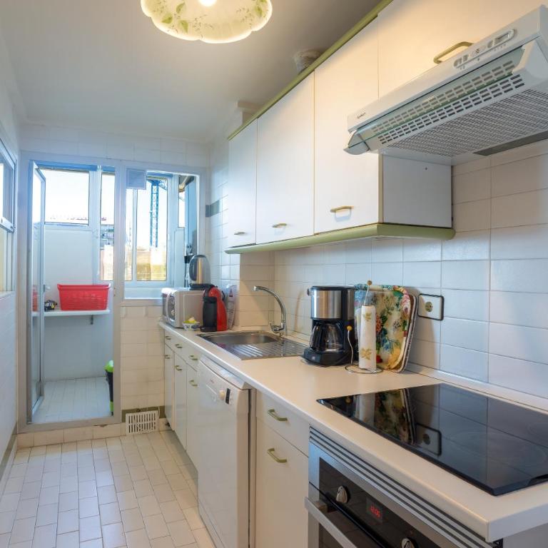 Apartment with Swimming-pool - Three-Bedroom Apartment with Water View - 10