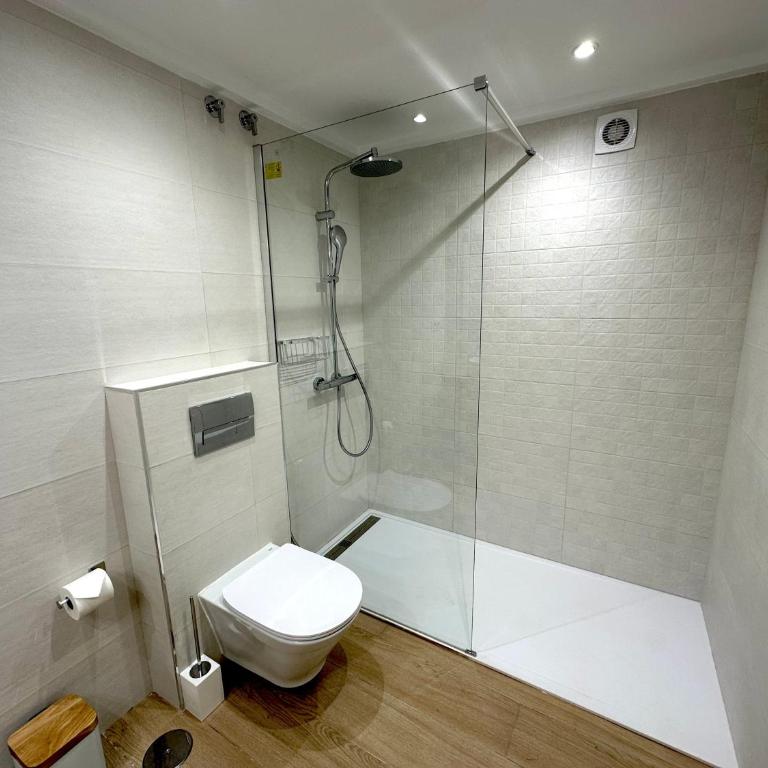 Apartment with Swimming-pool - Three-Bedroom Apartment with Water View - 21