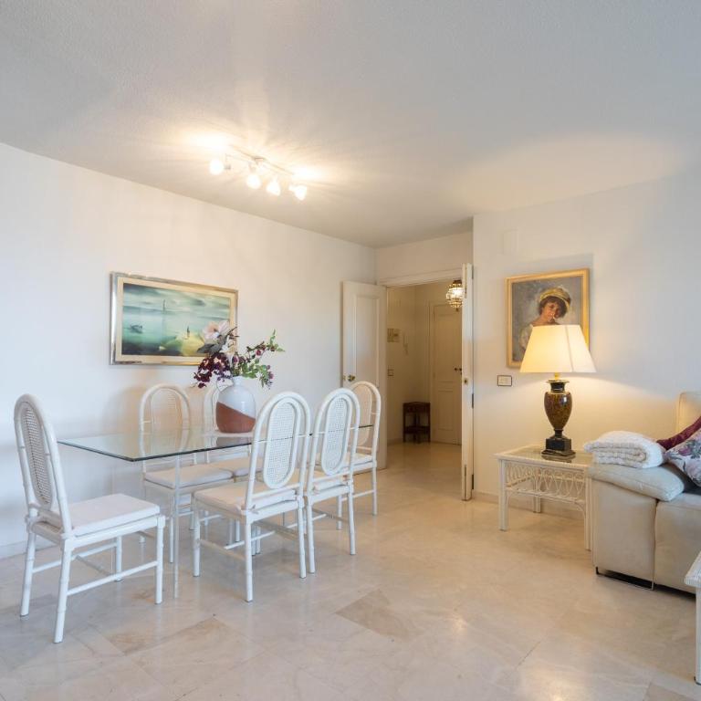 Apartment with Swimming-pool - Three-Bedroom Apartment with Water View - 8