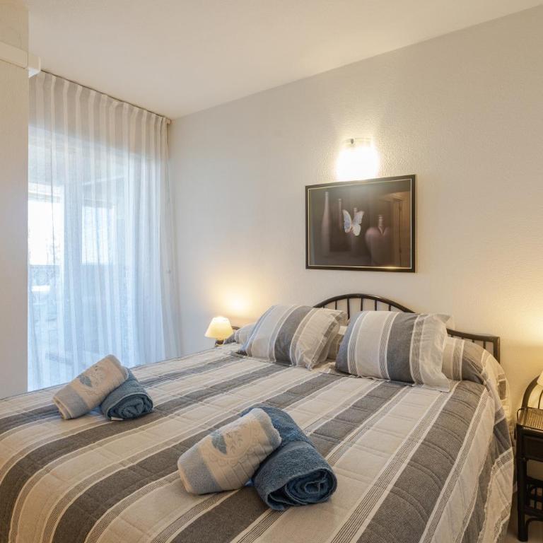 Apartment with Swimming-pool - Three-Bedroom Apartment with Water View - 19