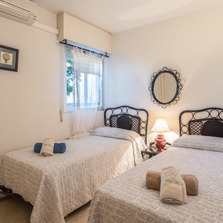 Apartment with Swimming-pool - Three-Bedroom Apartment with Water View - 18