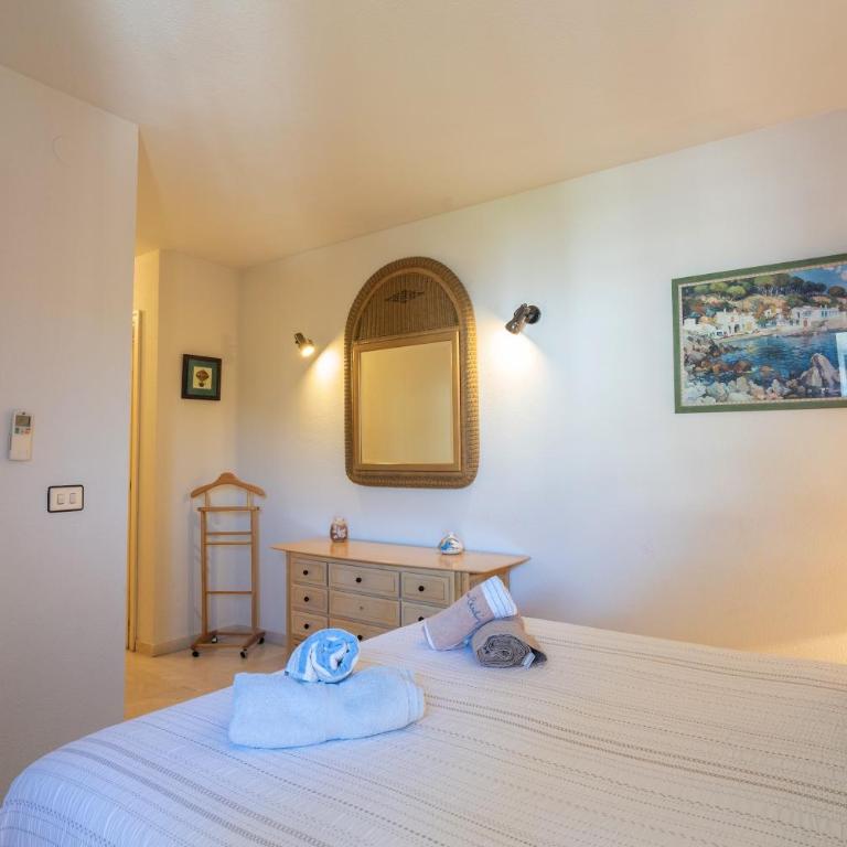 Apartment with Swimming-pool - Three-Bedroom Apartment with Water View - 14