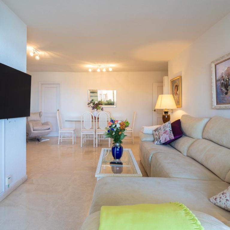 Apartment with Swimming-pool - Three-Bedroom Apartment with Water View - 6