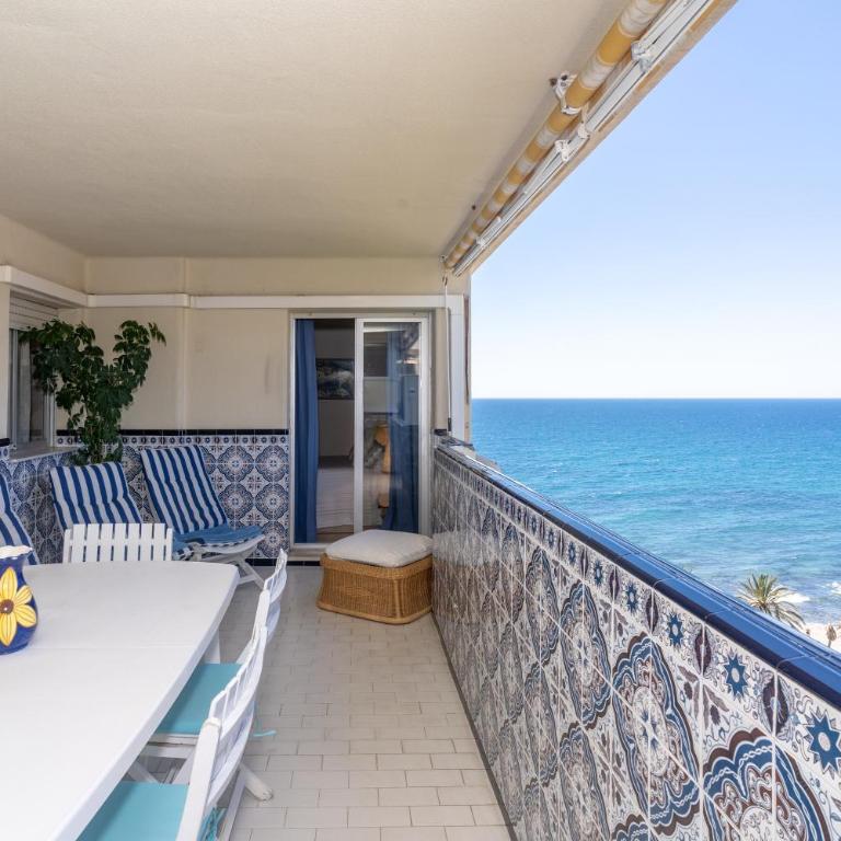 Apartment with Swimming-pool - Three-Bedroom Apartment with Water View - 12