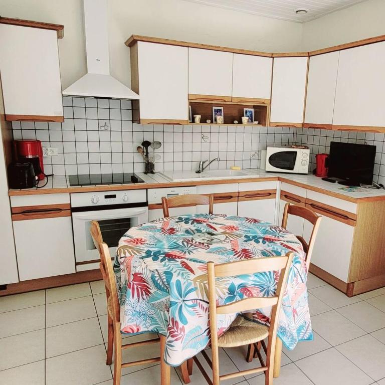 Maison du centre - ruelle calme - Two-Bedroom House - 2