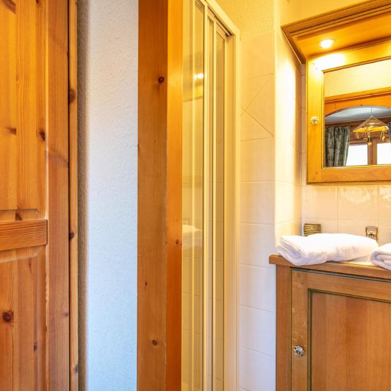 Les Préséloignés - Two-Bedroom Deluxe Apartment with Garden View - 8