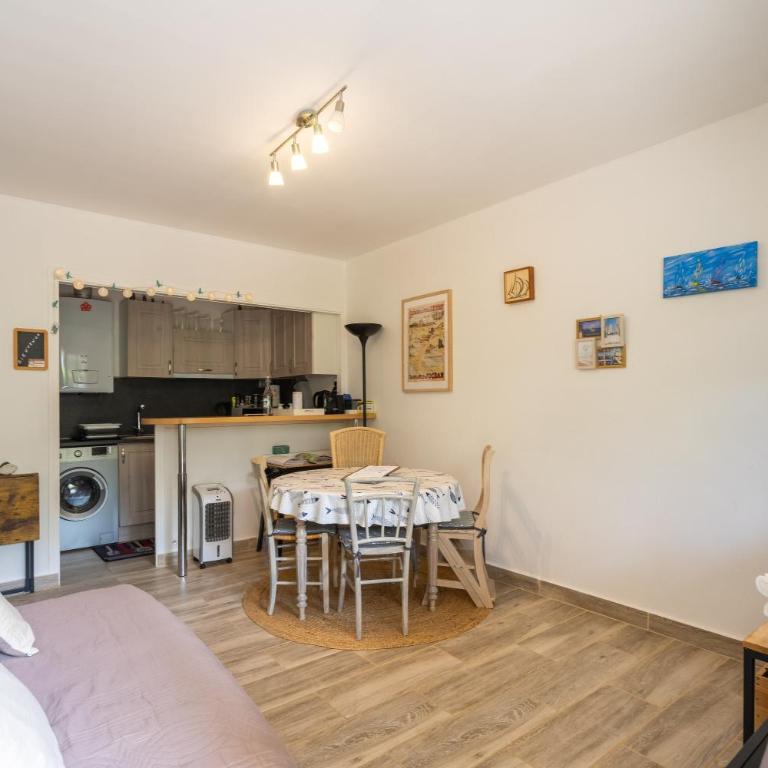 L'Echappée Royannaise - One-Bedroom Apartment with Garden View - 8