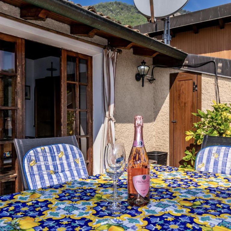 Relaxing 2BR Vacation Home with Lake Garda View & Balcony - Haus mit 2 Schlafzimmern - 35