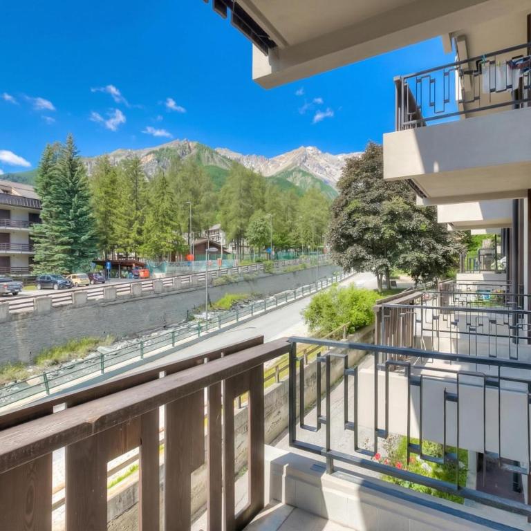 Comfort Tra Fiume E Pini with Shared Garden and Balcony - Happy Rentals - Appartement avec Balcon - 1
