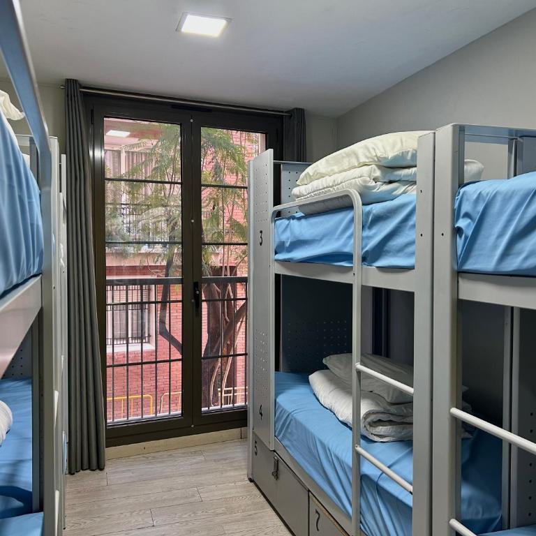 BcnSportHostels - Bed in 8-Bed Mixed Dormitory Room - 2