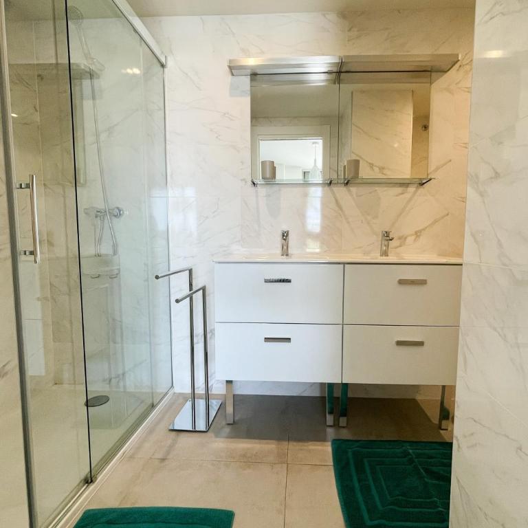 Panorama iii - Three-Bedroom Apartment with Water View - 8