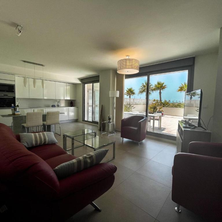 Panorama iii - Three-Bedroom Apartment with Water View - 6
