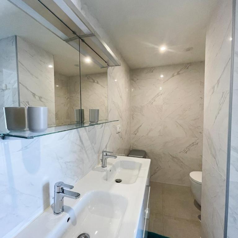 Panorama iii - Three-Bedroom Apartment with Water View - 10