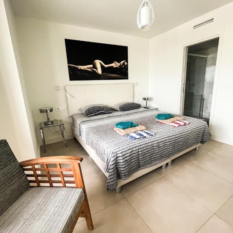 Panorama iii - Three-Bedroom Apartment with Water View - 9
