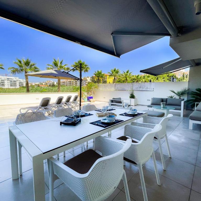 Panorama iii - Three-Bedroom Apartment with Water View - 1