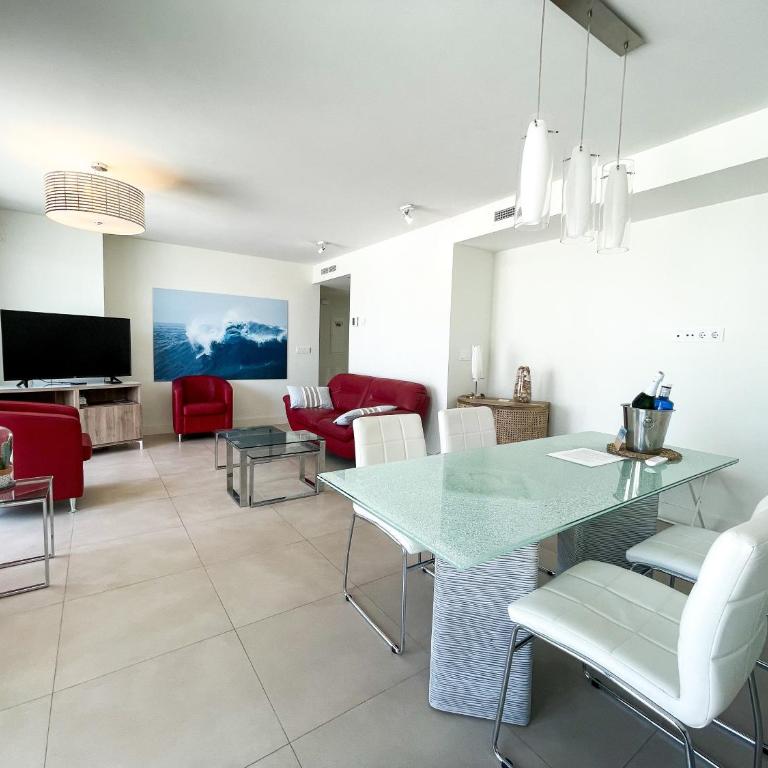Panorama iii - Three-Bedroom Apartment with Water View - 5