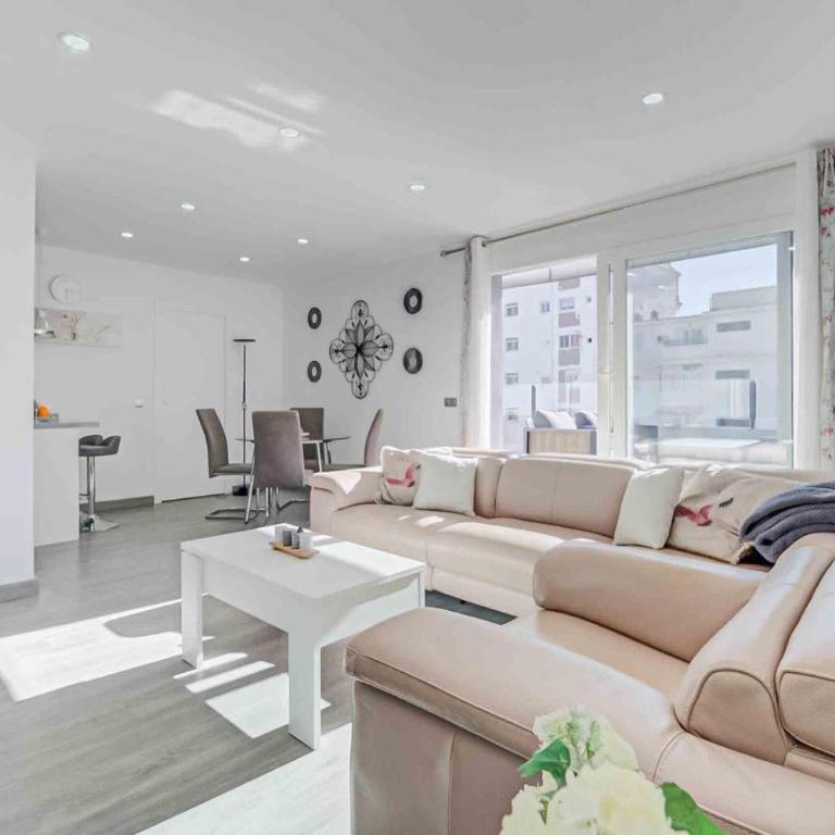 Fuengirola City Center - Three-Bedroom Premium Apartment with Balcony - 12