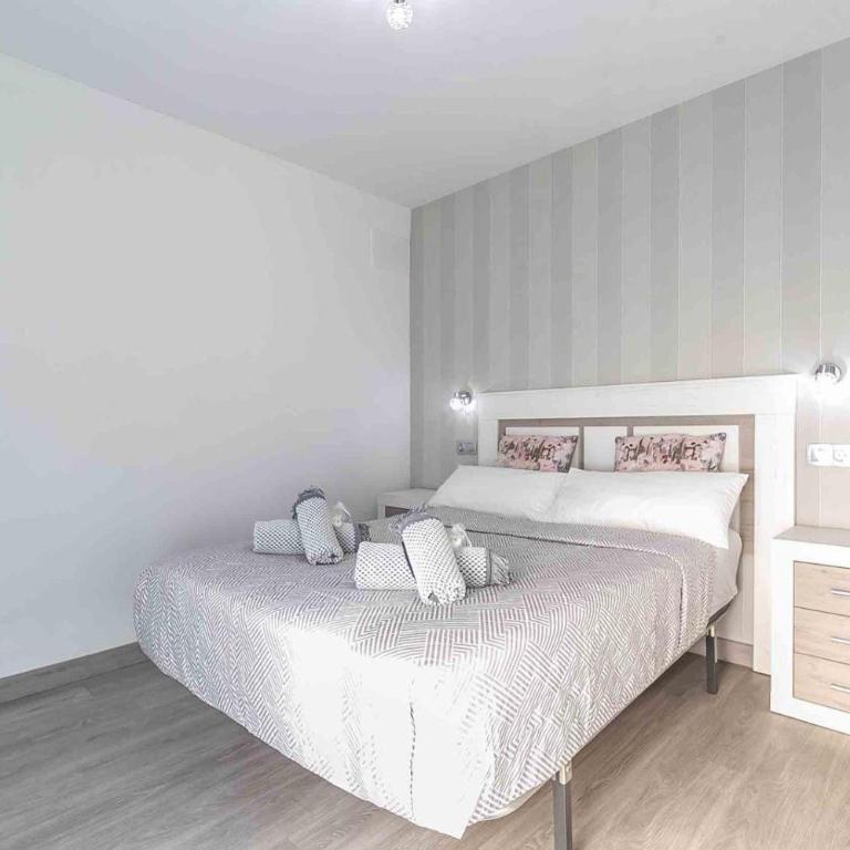 Fuengirola City Center - Three-Bedroom Premium Apartment with Balcony - 22
