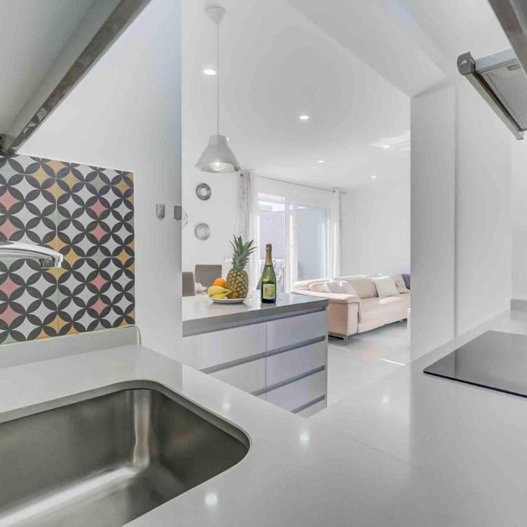 Fuengirola City Center - Three-Bedroom Premium Apartment with Balcony - 11