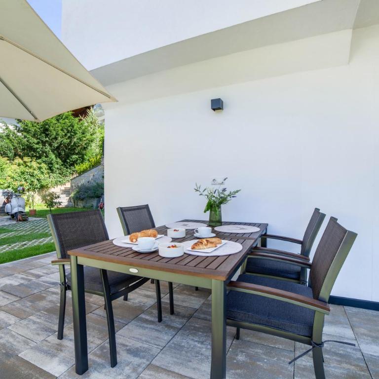 Apartment Berta - Two-Bedroom Deluxe Apartment with Garden View - 7