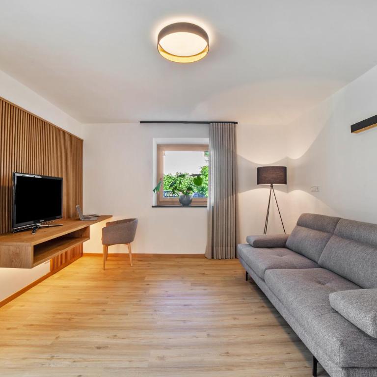 Apartment Berta - Two-Bedroom Deluxe Apartment with Garden View - 8