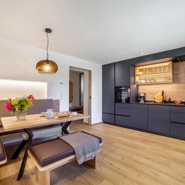 Apartment Berta - Two-Bedroom Deluxe Apartment with Garden View - 3