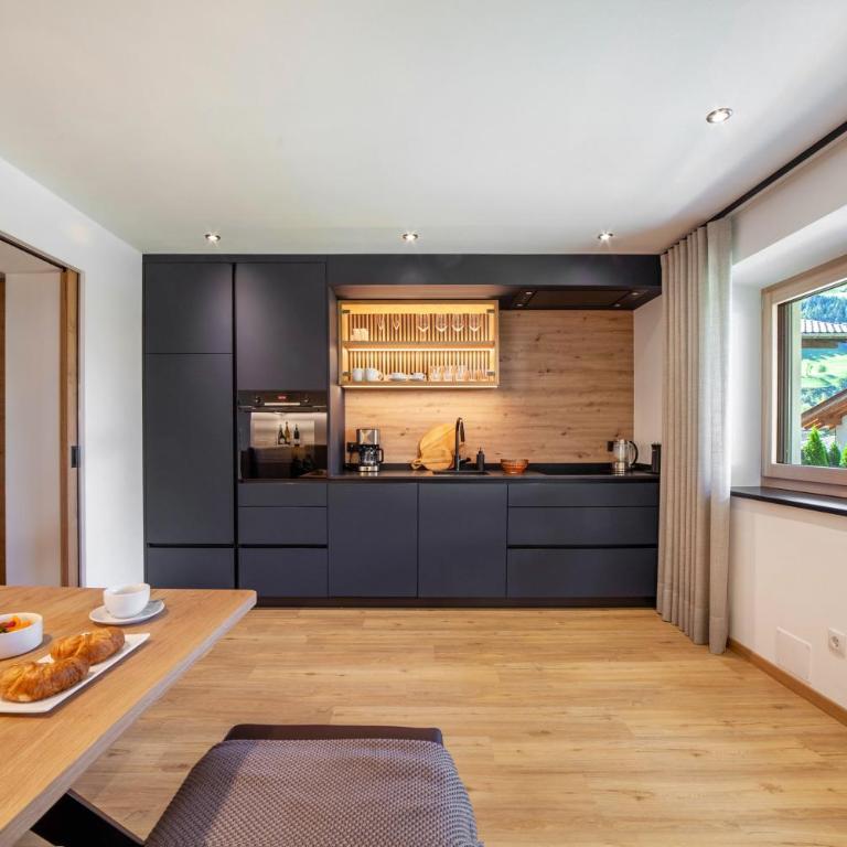 Apartment Berta - Two-Bedroom Deluxe Apartment with Garden View - 4