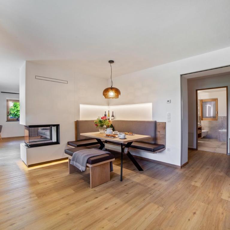 Apartment Berta - Two-Bedroom Deluxe Apartment with Garden View - 10