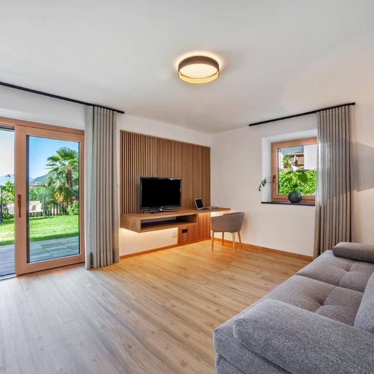 Apartment Berta - Two-Bedroom Deluxe Apartment with Garden View - 1