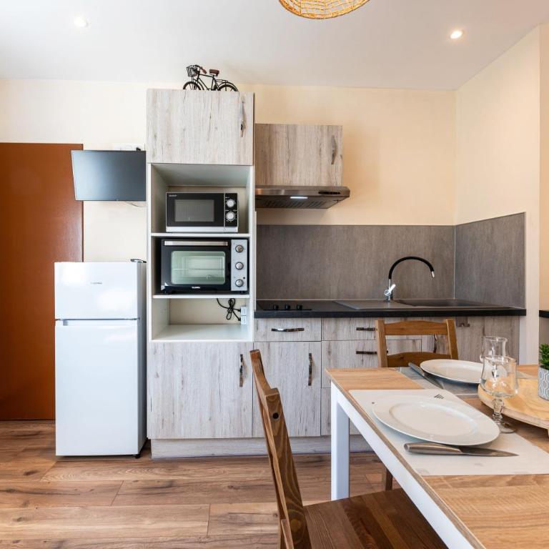 L' edelweiss - Appartement Supérieur - Vue sur Ville - 11